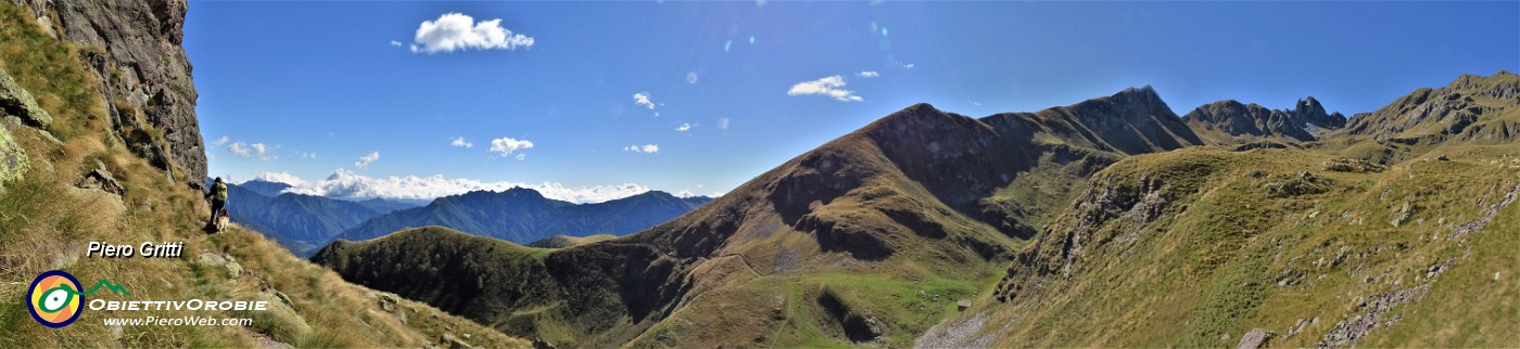 65 In discesa da Baita Foppa per l'alta Val Serrada e Il Collino.jpg